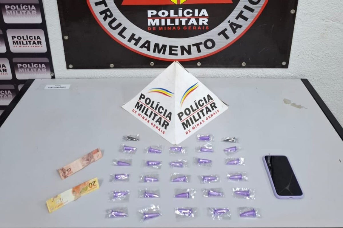 Foram apreendidos 28 pinos de cocaína e R$ 30 em dinheiro