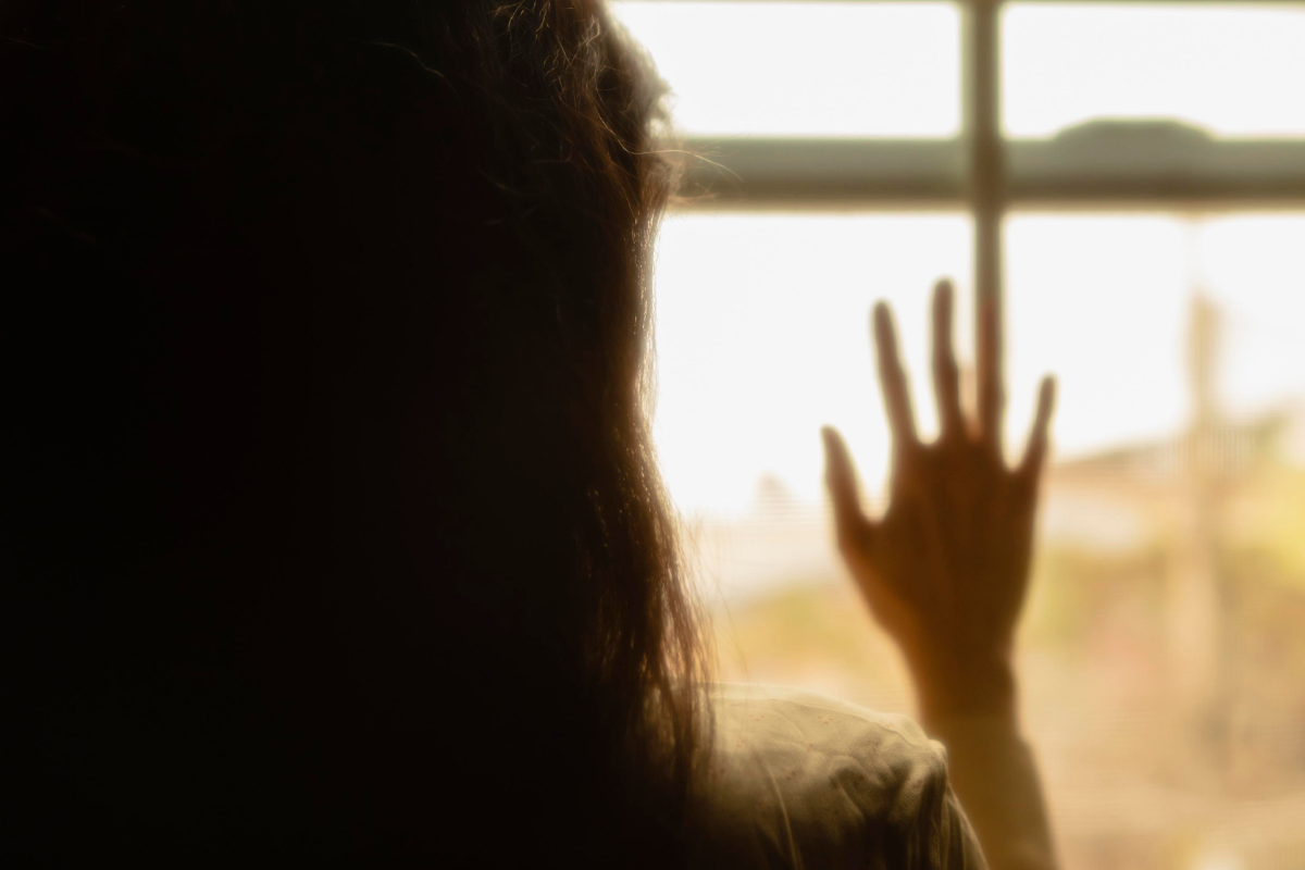 A jovem afirmou ainda que o homem a proíbe de manter contato com a irmã, que vive em outro estado, e a obriga a ficar isolada no quarto