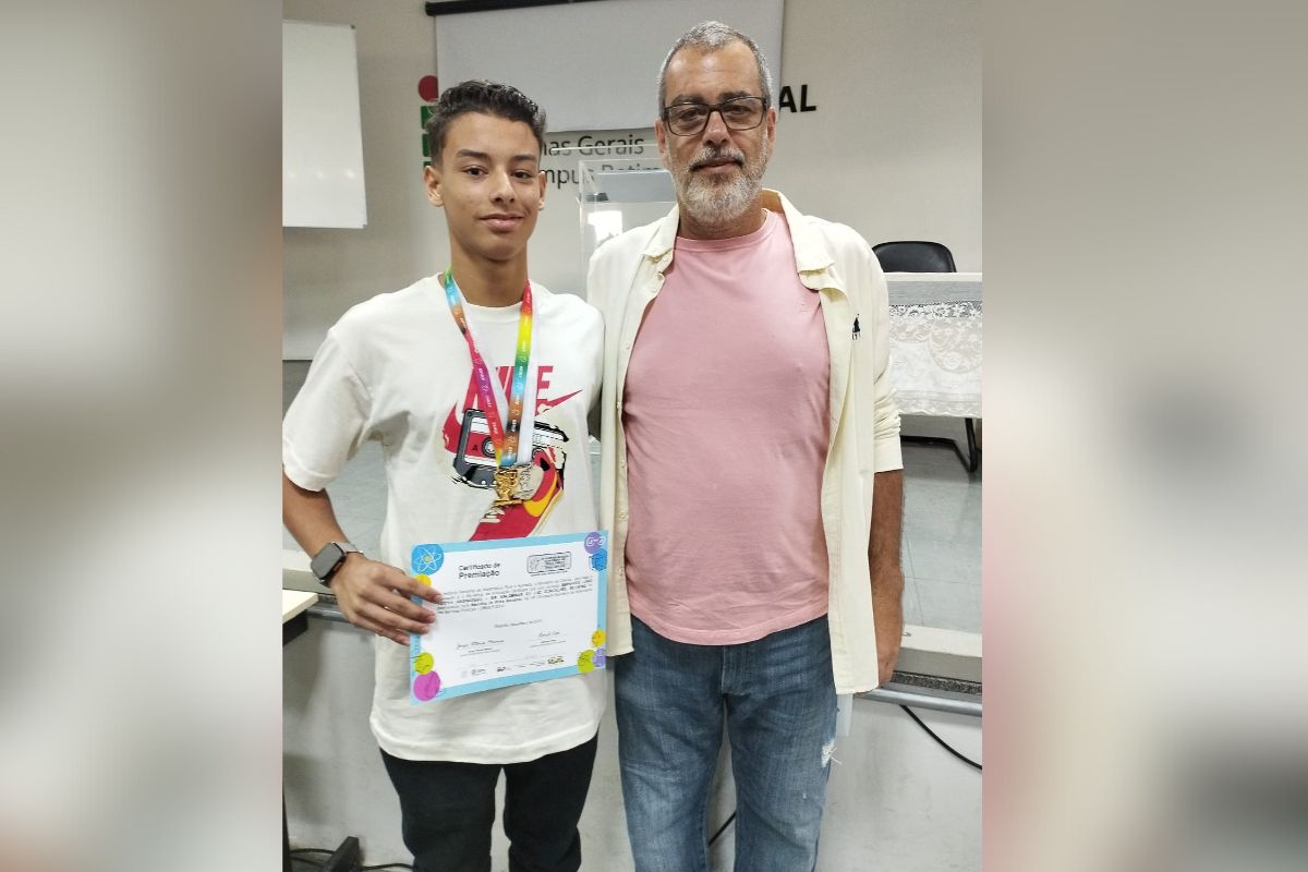 Bernardo Junio Rocha Andrade, de 13 anos, ao lado do coordenador regional da OBMEP, Seme Gebara Neto, após a premiação 