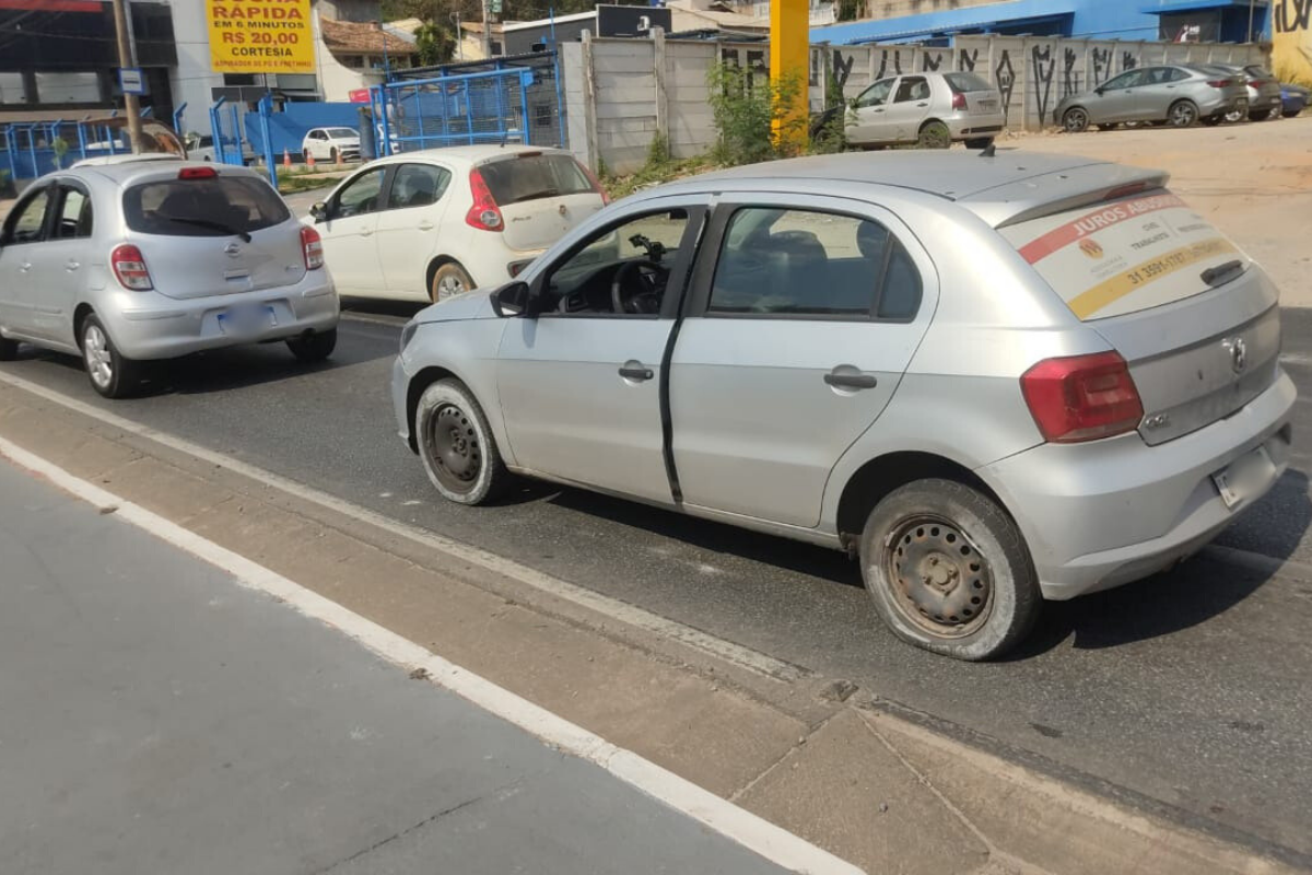O veículo Nissan parou para que pedestres atravessassem em uma faixa elevada quando foi atingido na traseira por um Gol prata