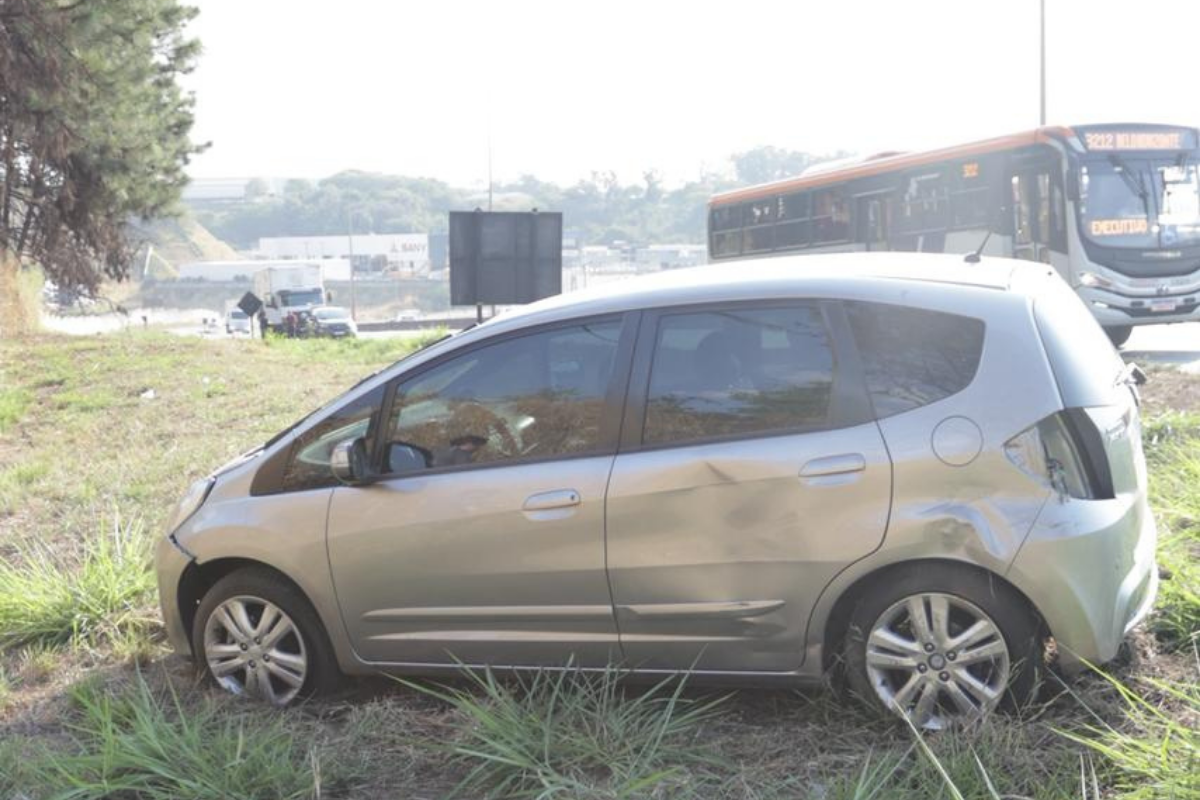 Lateral do carro ficou danificada após colisão com caminhão