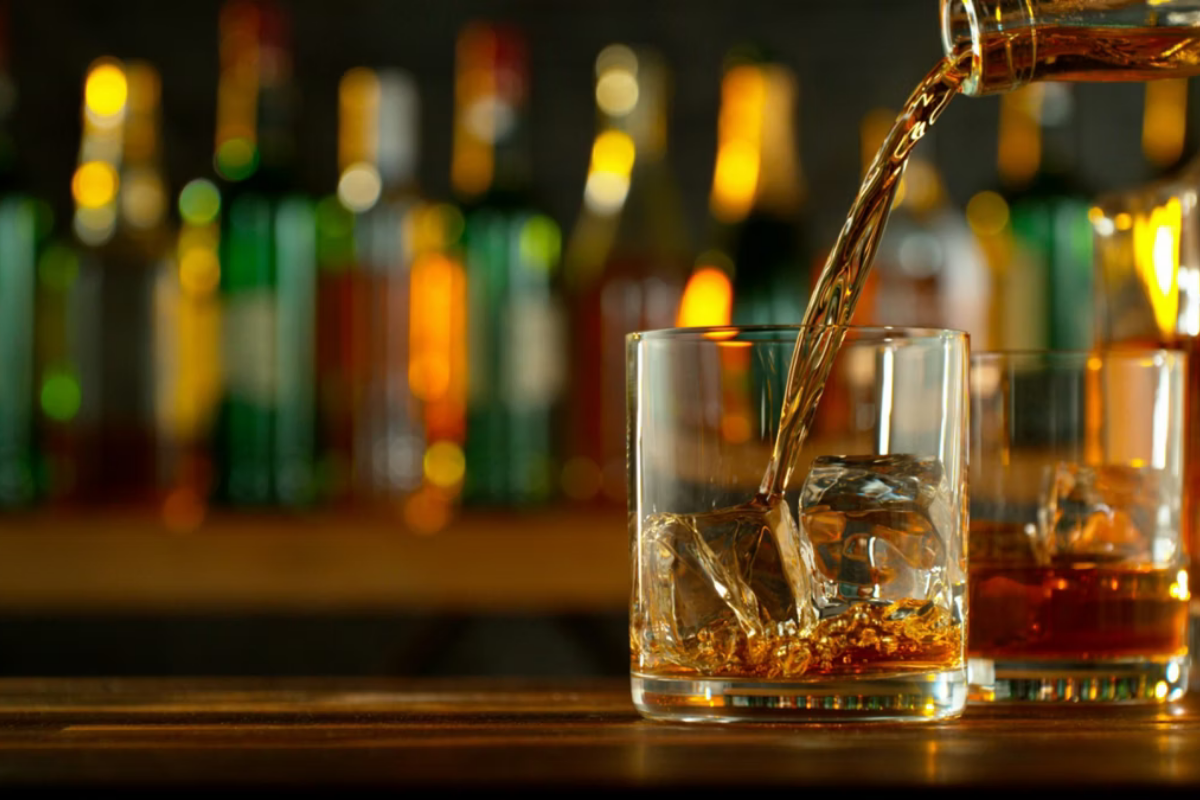A Vigilância Sanitária (Visa) de Betim trabalha em parceria com a Polícia Militar e a Polícia Civil na investigação de denúncias relacionadas a bebidas alcoólicas adulteradas
