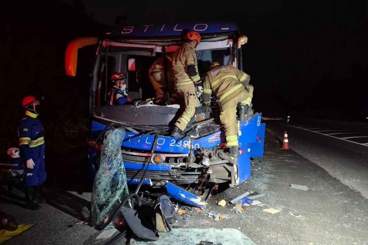Motorista do ônibus ficou com o pé preso ao painel do veículo, e os bombeiros precisaram utilizar técnicas de desencarceramento para retirá-lo