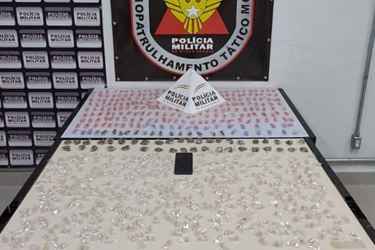 Foram apreendidas 414 pedras de crack, 221 pinos de cocaína, 41 porções de maconha, uma motocicleta utilizada no tráfico e um aparelho celular