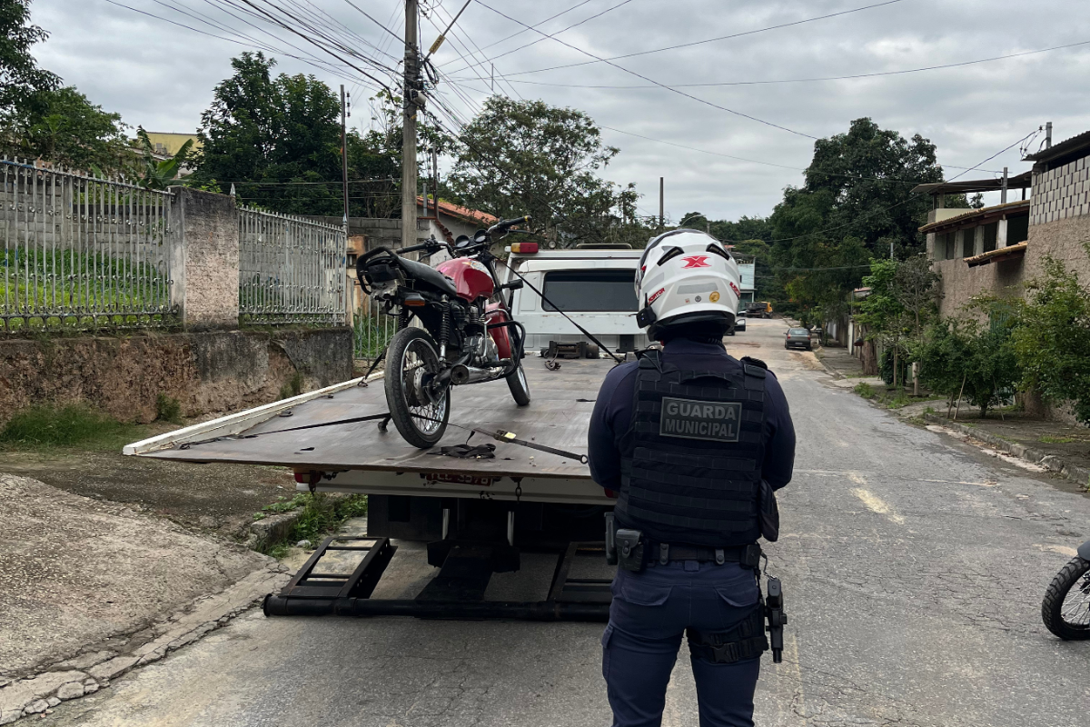Motocicleta estava sem a placa e retrovisores