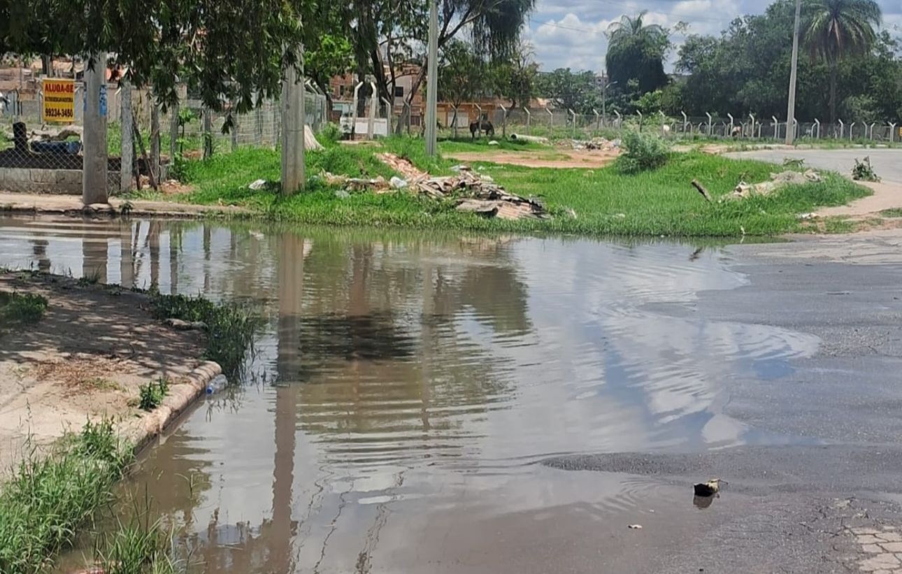 Situação dificulta o trânsito de veículos e complica a passagem de pedestres que tentam cruzar o local