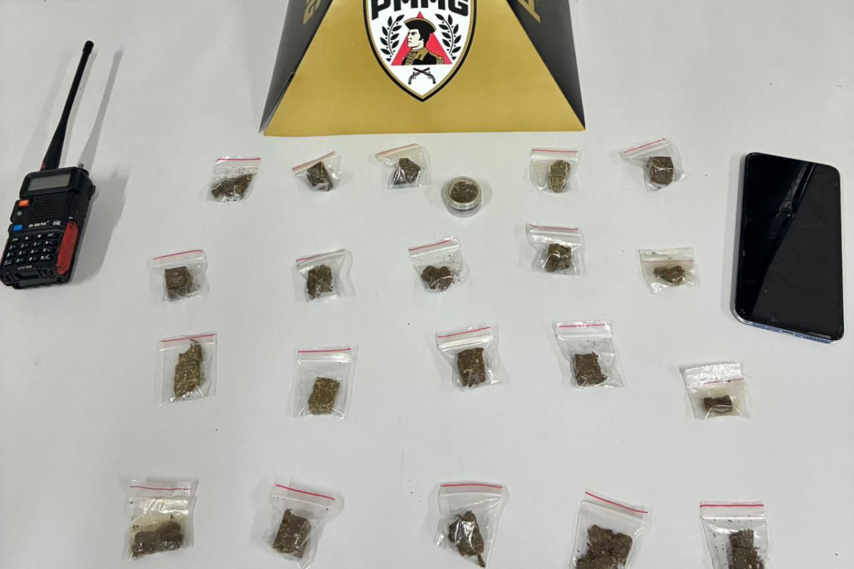 Menor de 17 anos foi flagrado com 21 buchas de maconha e equipamento usado para monitorar viaturas da PM