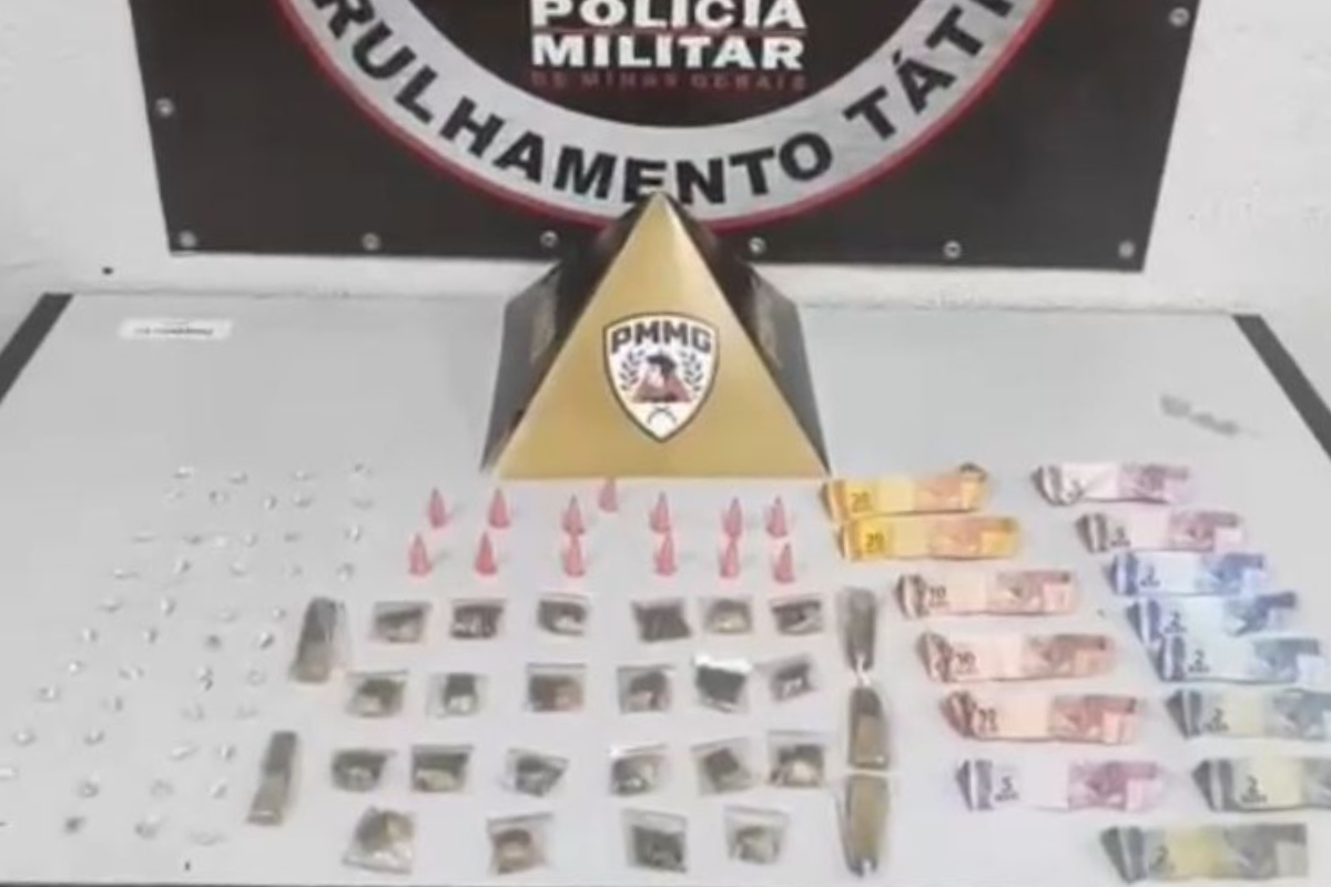 Durante a abordagem, a equipe encontrou uma pochete colada ao corpo do suspeito, contendo 47 pedras de crack, 27 buchas de maconha, 13 pinos de cocaína e R$ 77,00 em dinheiro