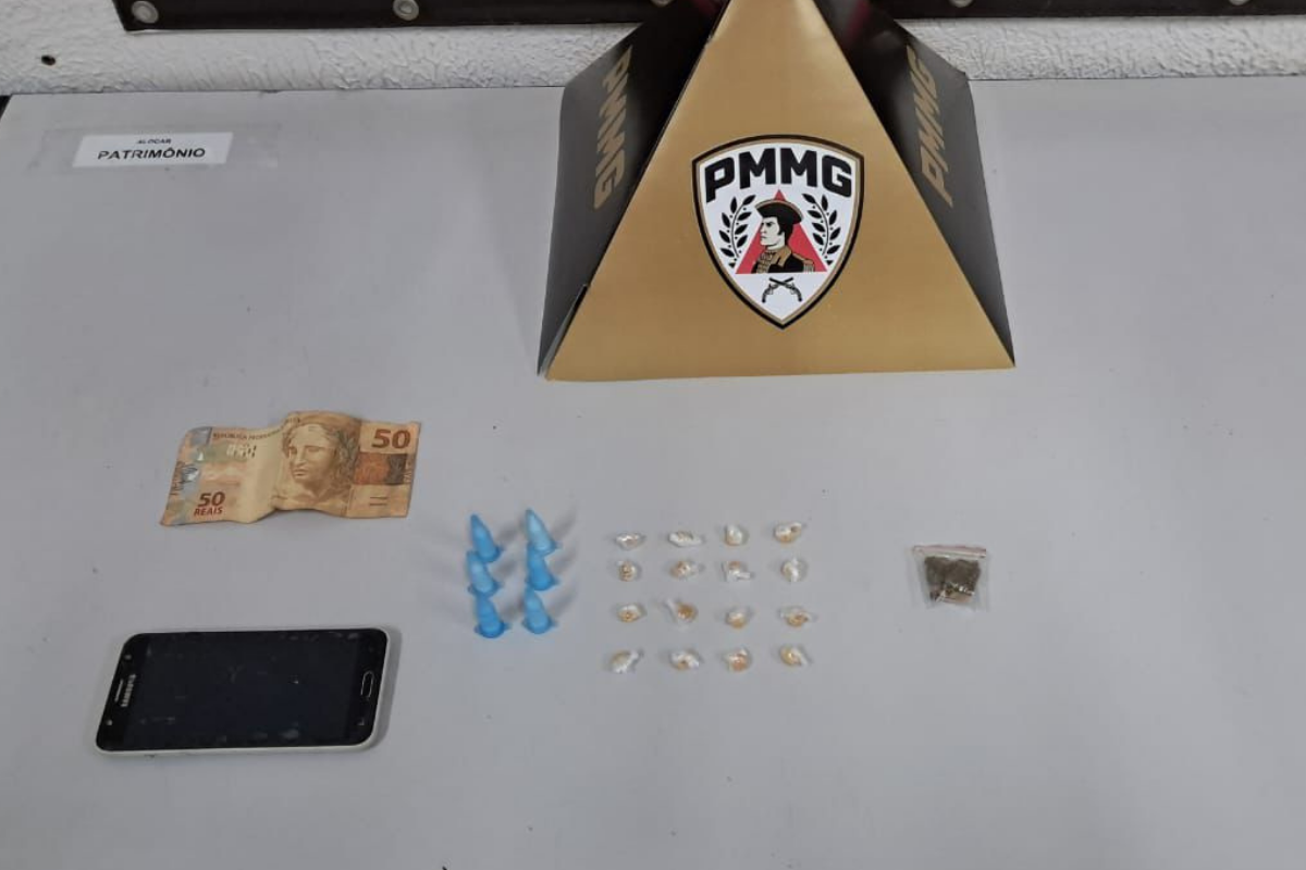 Policiais encontraram 16 pedras de crack, uma bucha de maconha, seis pinos de cocaína, R$ 50,00 e um celular
