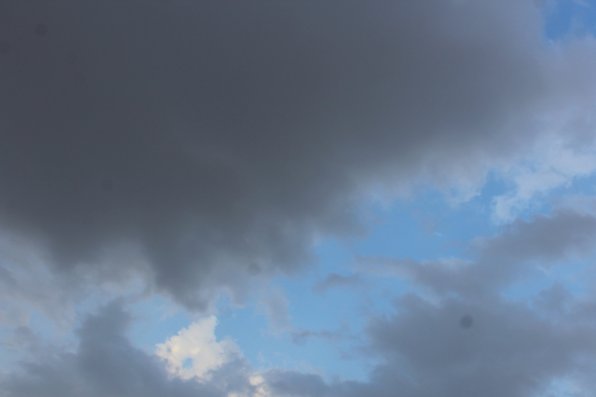 Os dados meteorológicos apontam ainda umidade do ar em torno de 79%, o que deixa a sensação de tempo mais abafado