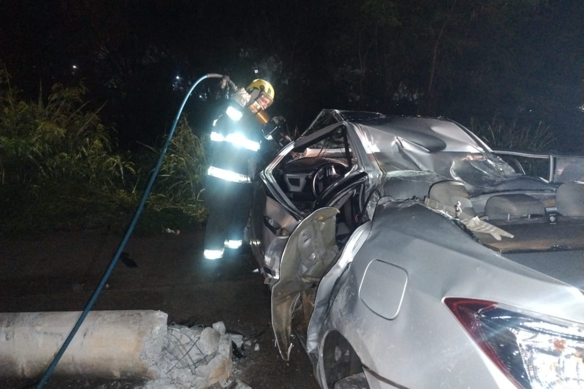 No veículo, foram encontrados dois homens, aparentemente com cerca de 40 anos