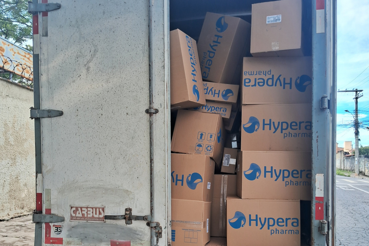 No interior do baú, havia várias caixas fechadas com produtos farmacêuticos