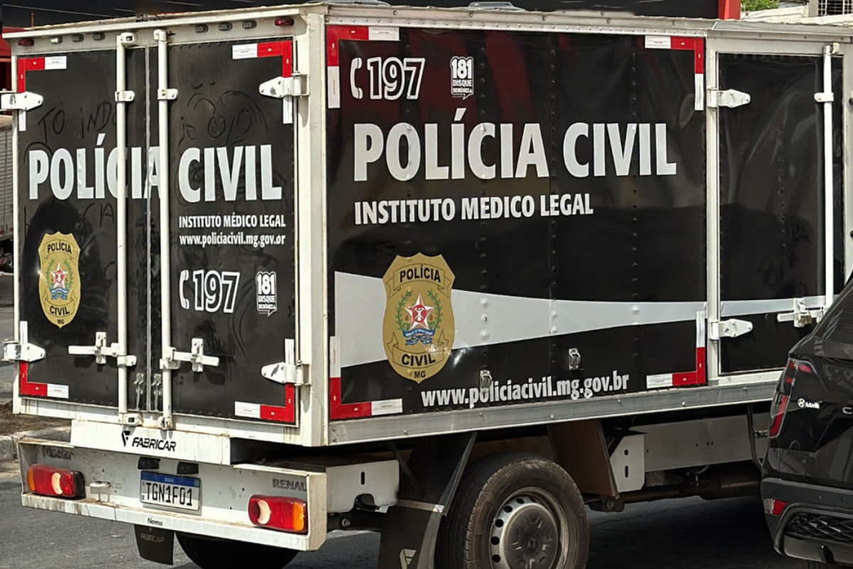 Rabecão e perícia da PCMG estiveram no local para coletar vestígios e remover o corpo