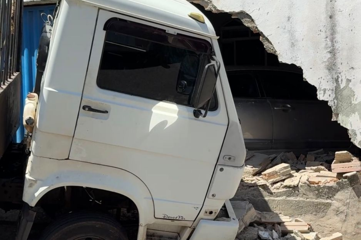 O impacto quebrou o para-brisa do caminhão, derrubou a parede da residência e atingiu a traseira do carro que estava na garagem