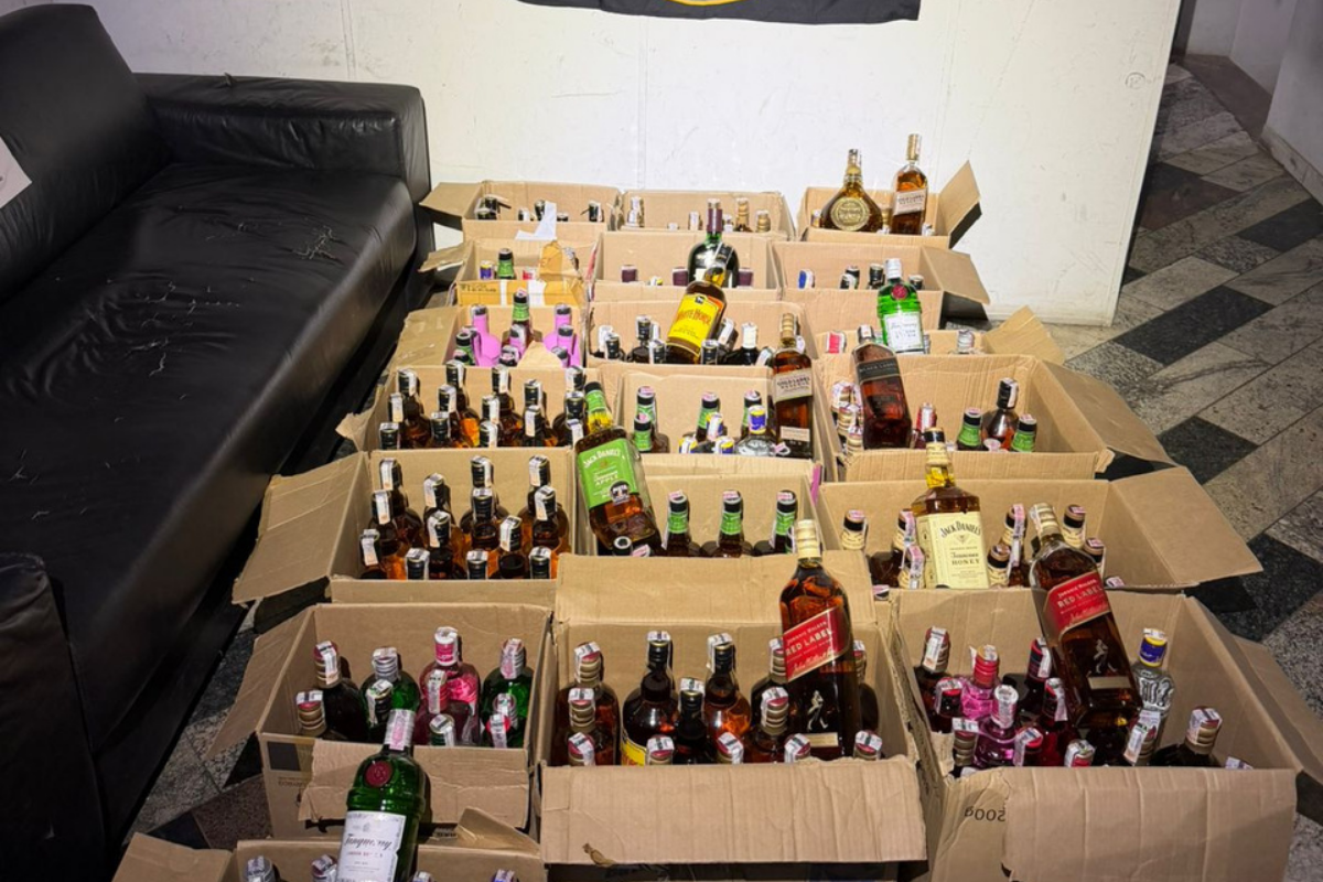 Dentro de um apartamento, foram encontradas 224 garrafas de marcas diversas
