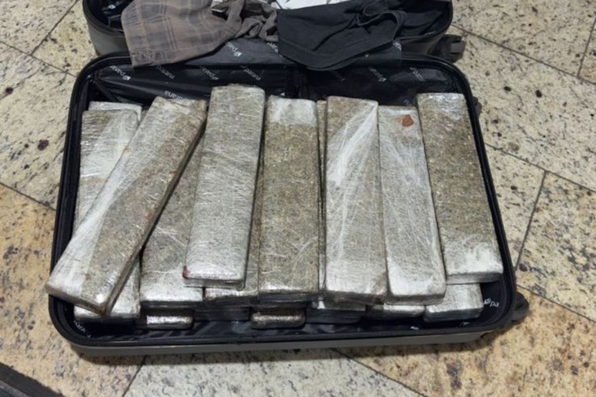 Policiais Militares encontraram 25 tabletes de maconha dentro da mala