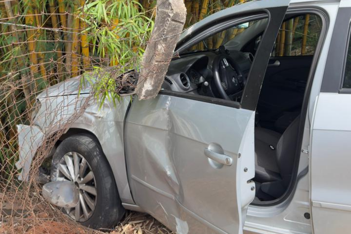 Segundo o motorista atingido, um veículo avançou a placa de “pare” no retorno da avenida do Brasil