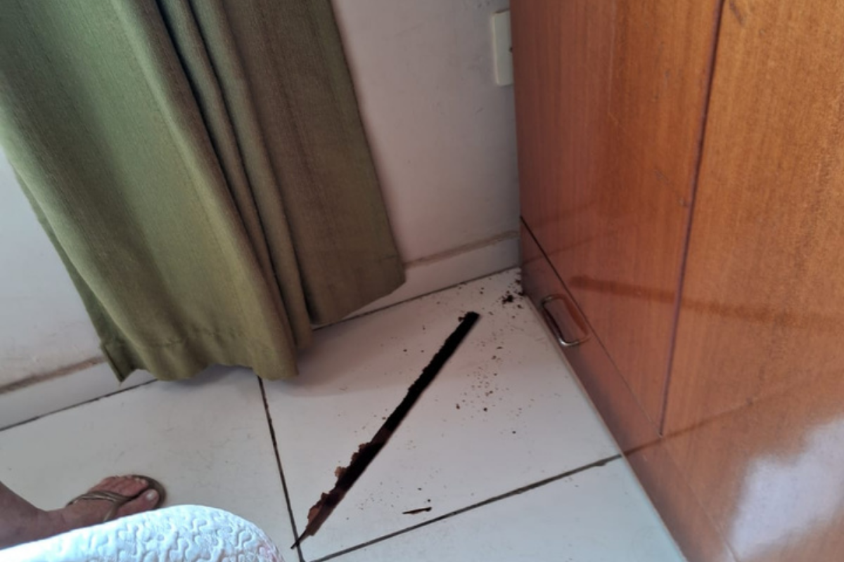  Um quarto teve parte do guarda-roupa encharcada 