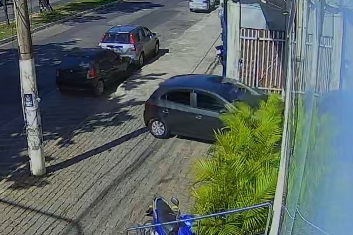 Veículo atingiu portão da loja e dois carros que estavam estacionados dentro do estabelecimento