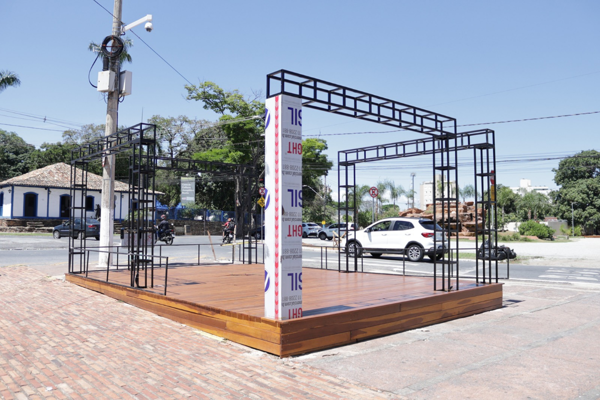 Primeiras estruturas estão sendo instaladas pela avenida Governador Valadares, no Centro