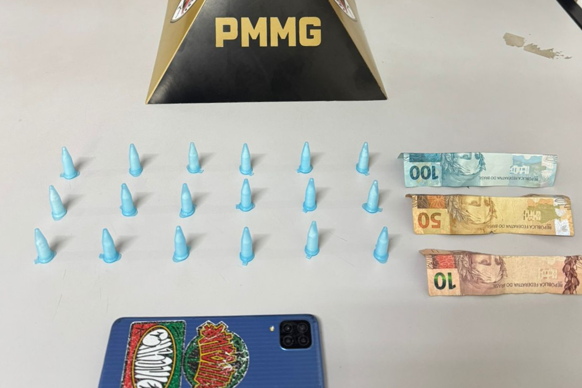 Foram apreendidos 18 pinos de cocaína, R$ 160,00 e um telefone celular