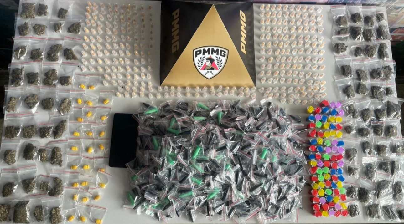 Foram apreendidas 561 porções de cocaína, 288 pedras de crack, 79 tabletes de maconha, 78 porções de skank, 25 comprimidos de ecstasy, além de um celular e uma motocicleta