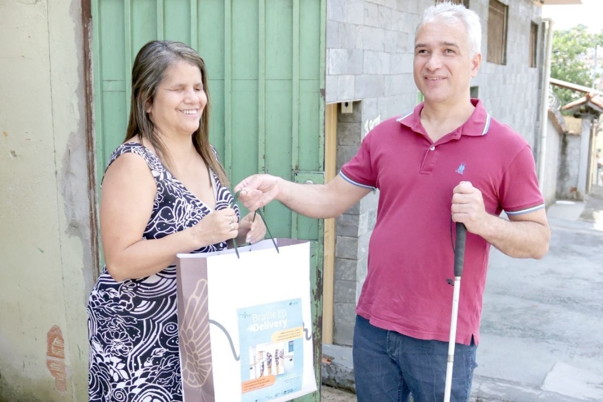 De agosto pra cá, Elizabete Colares, do Vila Cristina, já leu 18 livros por meio do projeto Braille Delivery