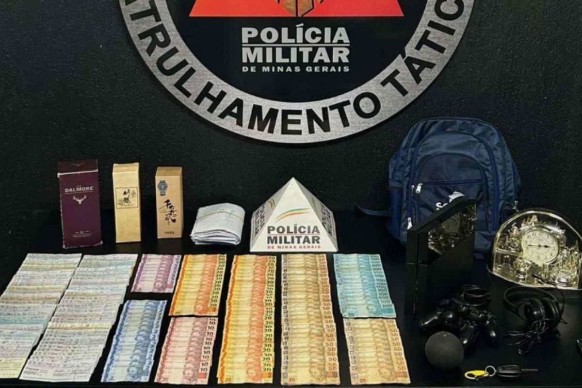 Dois iPhones, um video game e bebidas alcoólicas estão entre os bens recuperados da residência