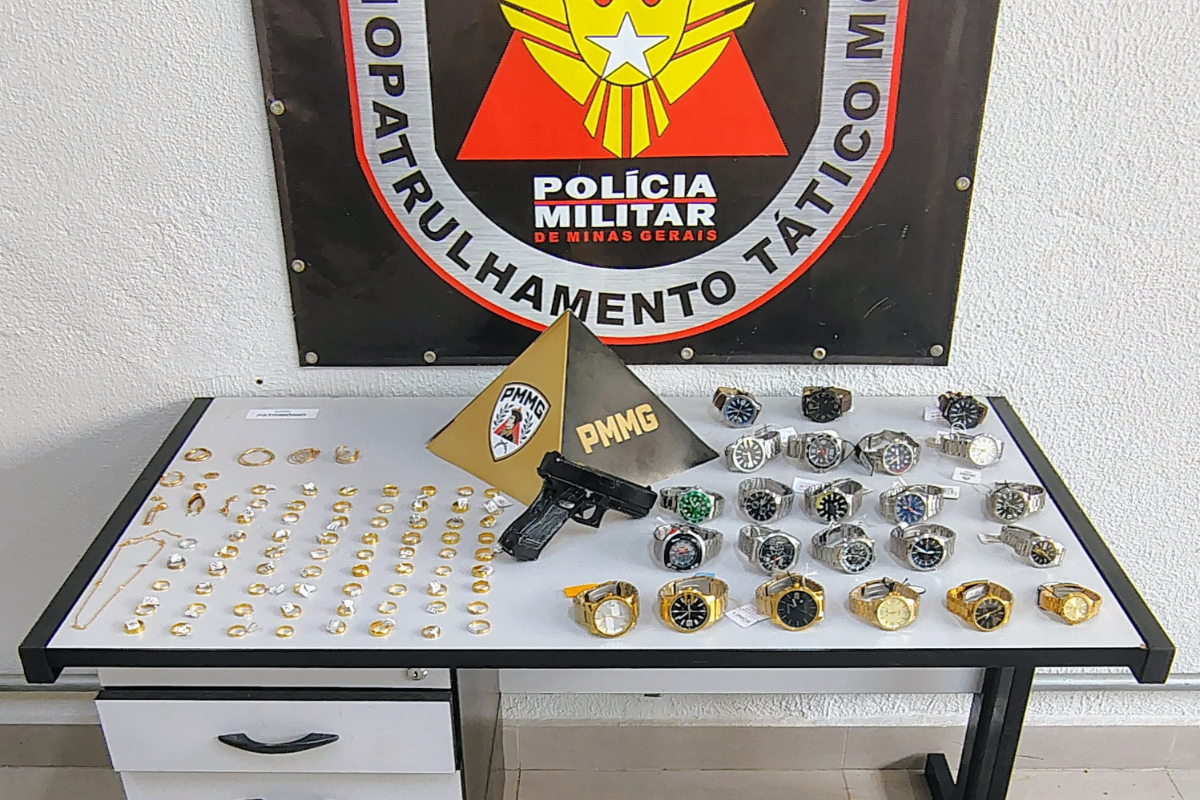 Foram recuperados 23 relógios, 40 pares de alianças banhadas a ouro e cinco expositores com peças de semijoias