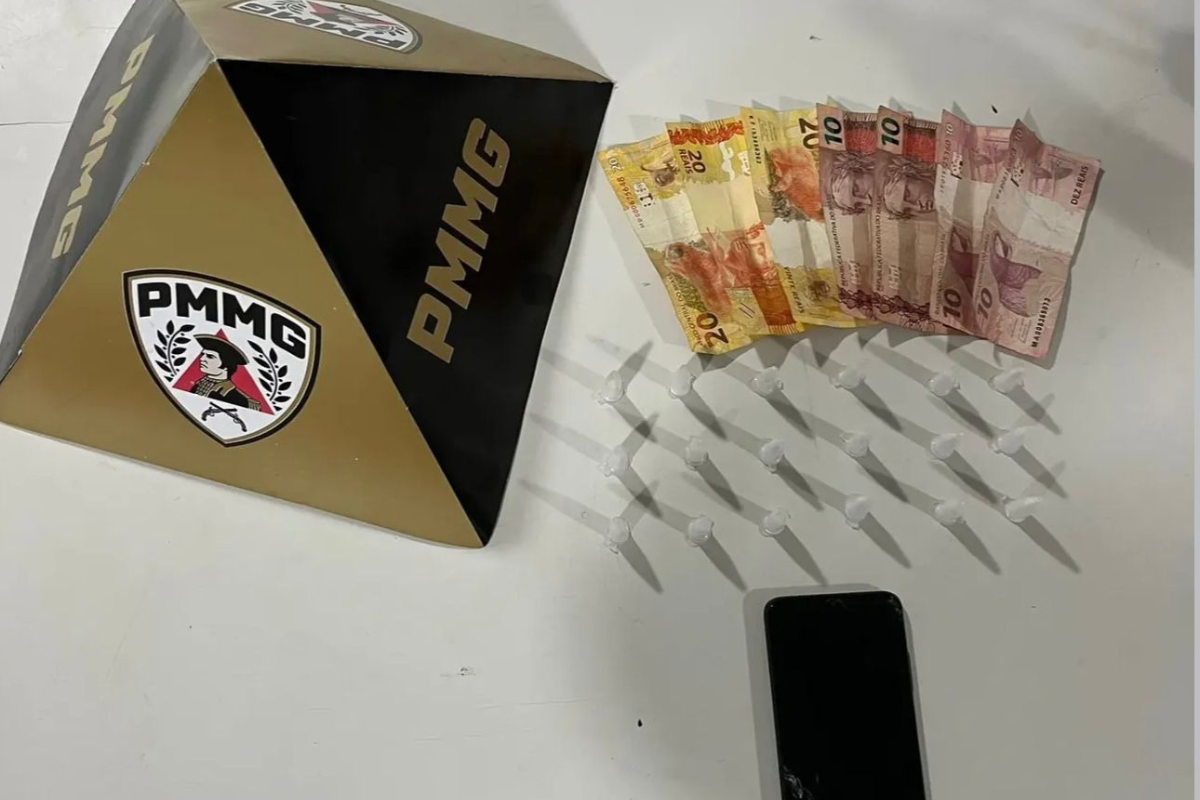 Foram apreendidos 18 pinos de cocaína, R$ 100 em dinheiro e um telefone celular