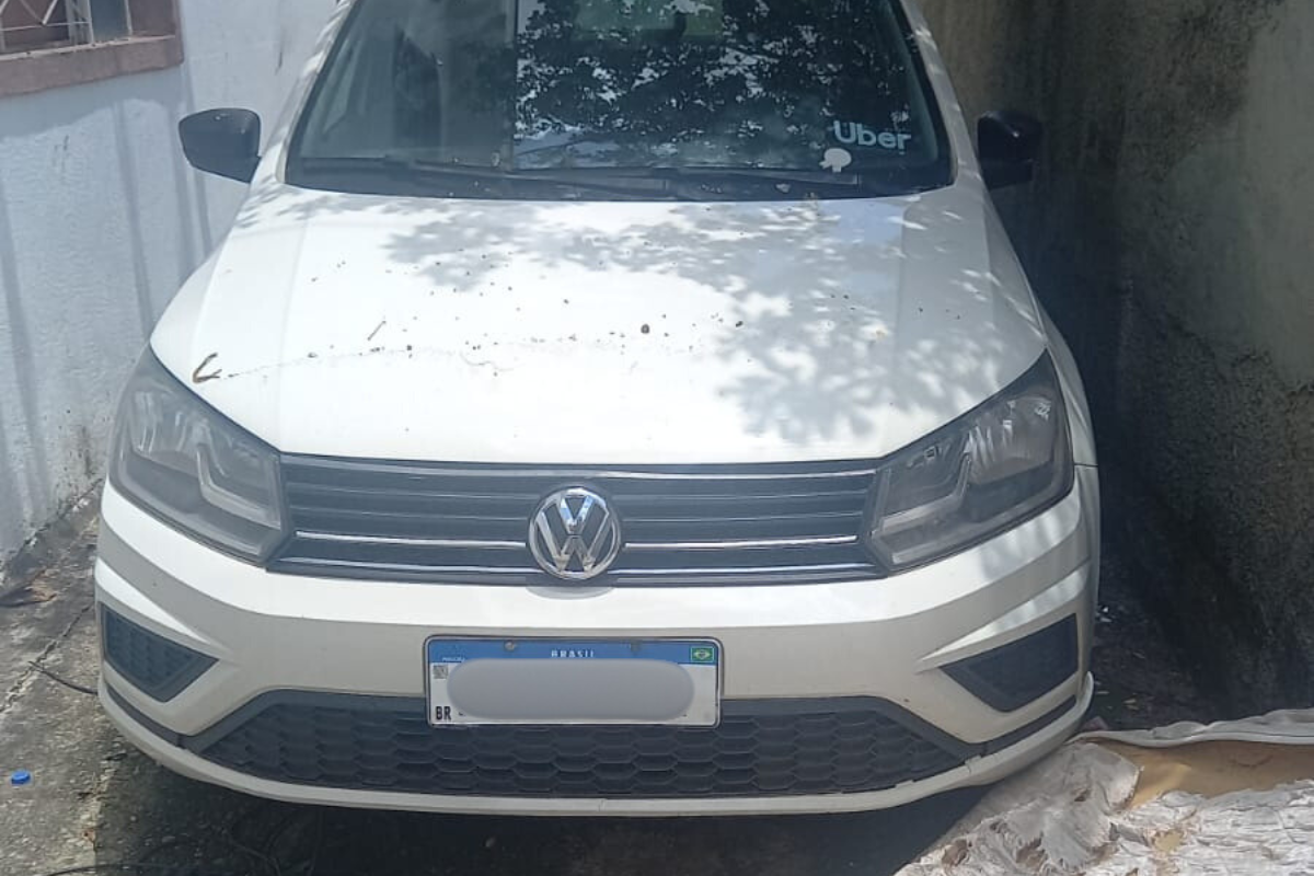Militares encontraram um VW Gol parado ao lado de um apartamento do condomínio