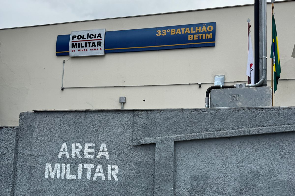 Policiais do 33º Batalhão da Polícia Militar encontraram a vítima caída ao chão, em um lote onde há uma construção, com ferimentos na região da cabeça