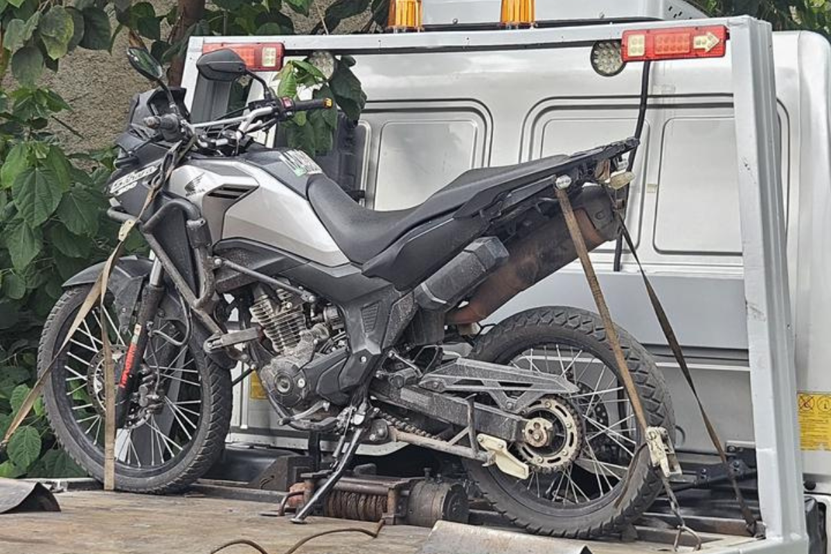 Rapaz conduzia a moto em alta velocidade, sem placa de identificação e realizando manobras perigosas