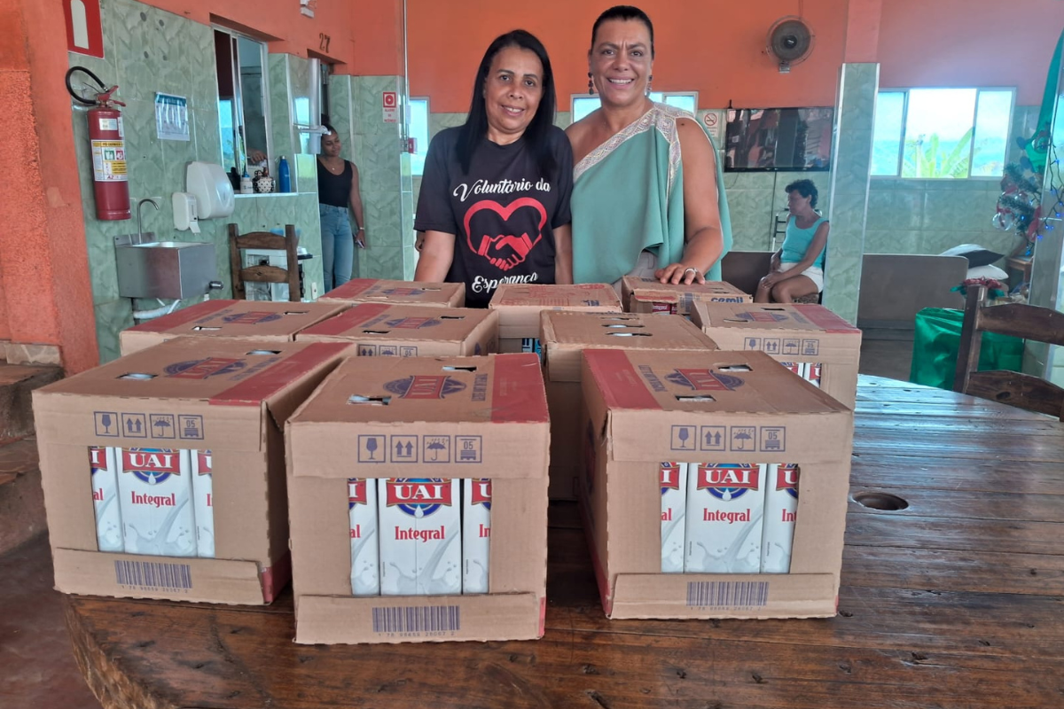 Entre as ações de apoio está a iniciativa da empresária Luzia Gerlu, que e arrecadou 30 caixas de leite, com 12 litros cada, destinadas à residência