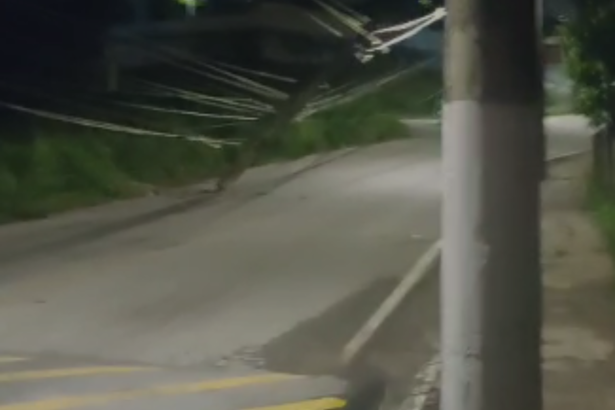 Vizinhos relataram que houve princípio de incêndio após veículo atingir fiação