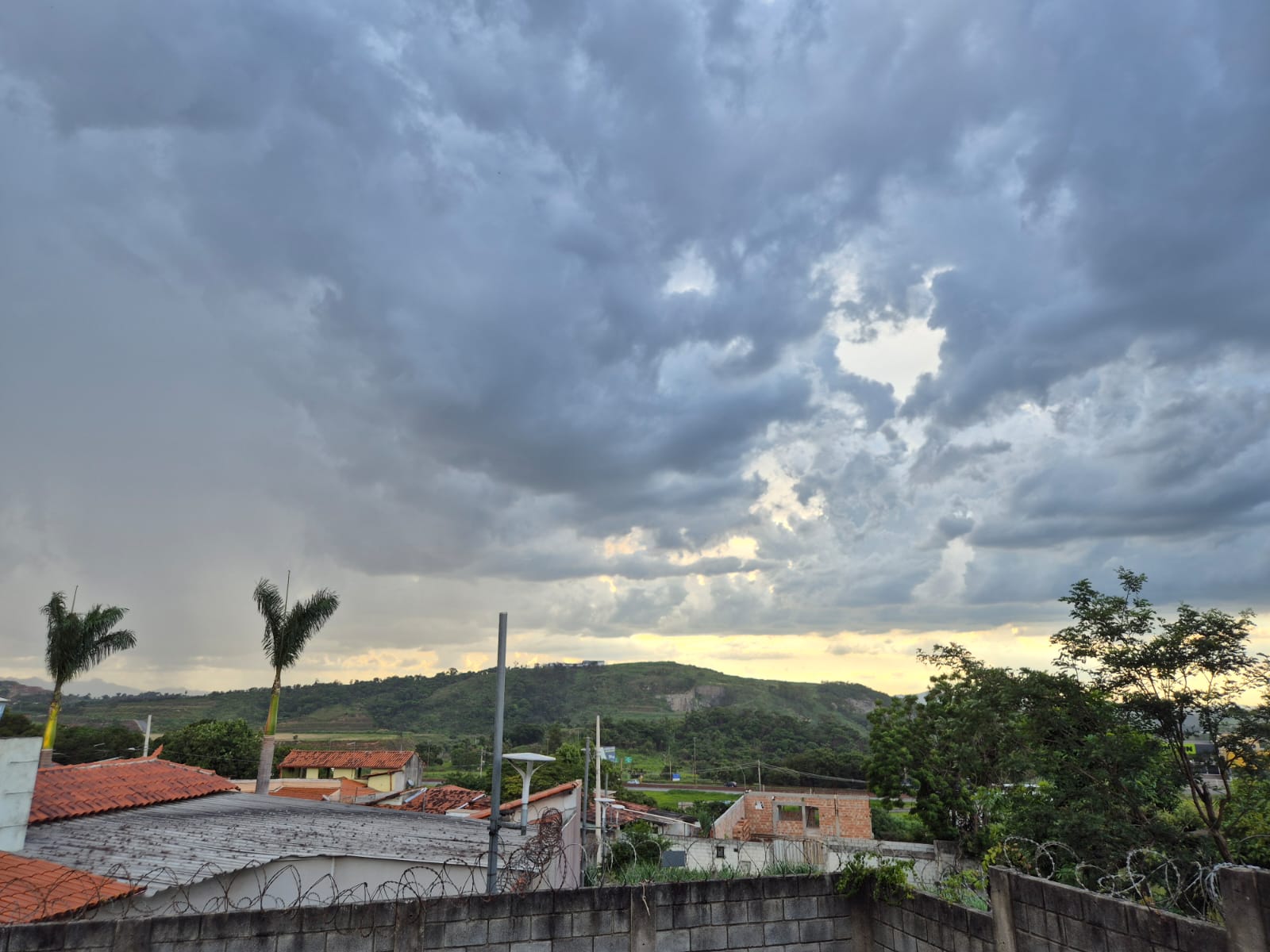 Fim de tarde com muitas nuvens e ocorrência de chuva fraca em Betim