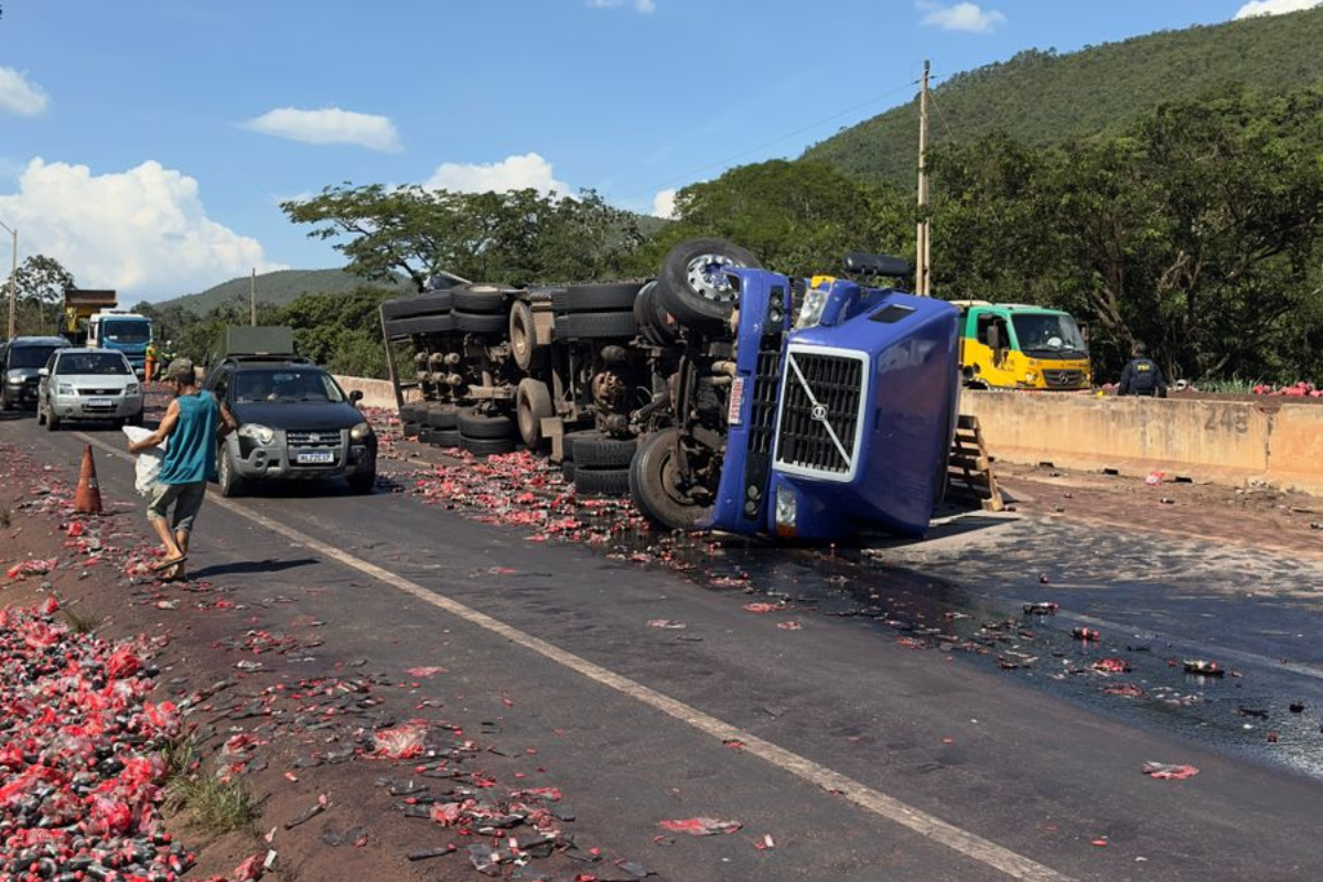 Veículo tombou no canteiro central, após, segundo o motorista, perder os freios