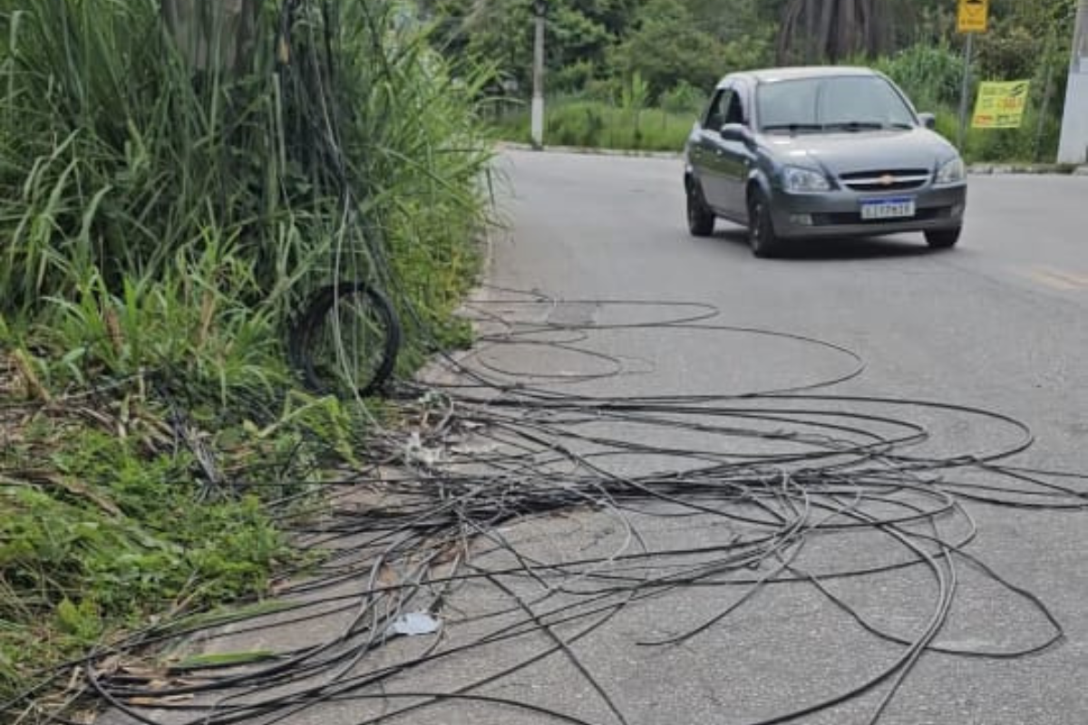 Quem passa pelo local precisa reduzir a velocidade e redobrar a atenção para evitar contato com os cabos ou danos aos veículos