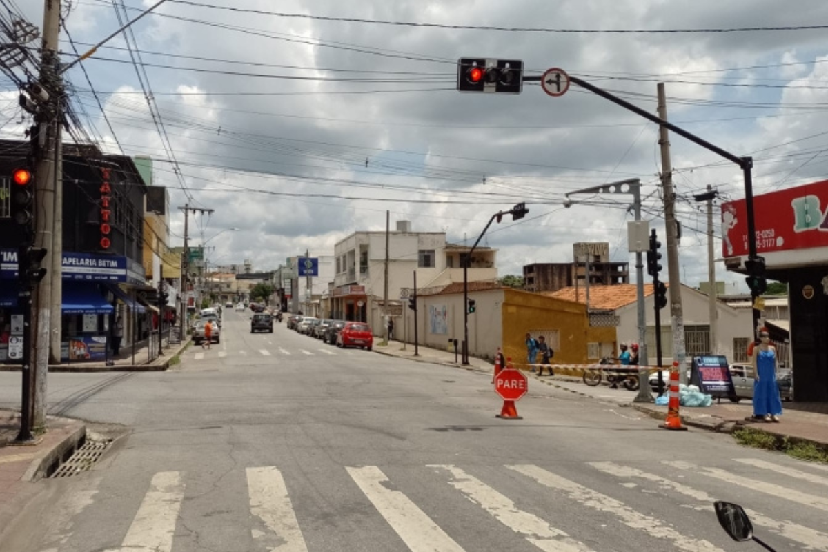 Semáforo do cruzamento da Amazonas com a Santa Cruz, no Centro de Betim, foi danificado após um acidente