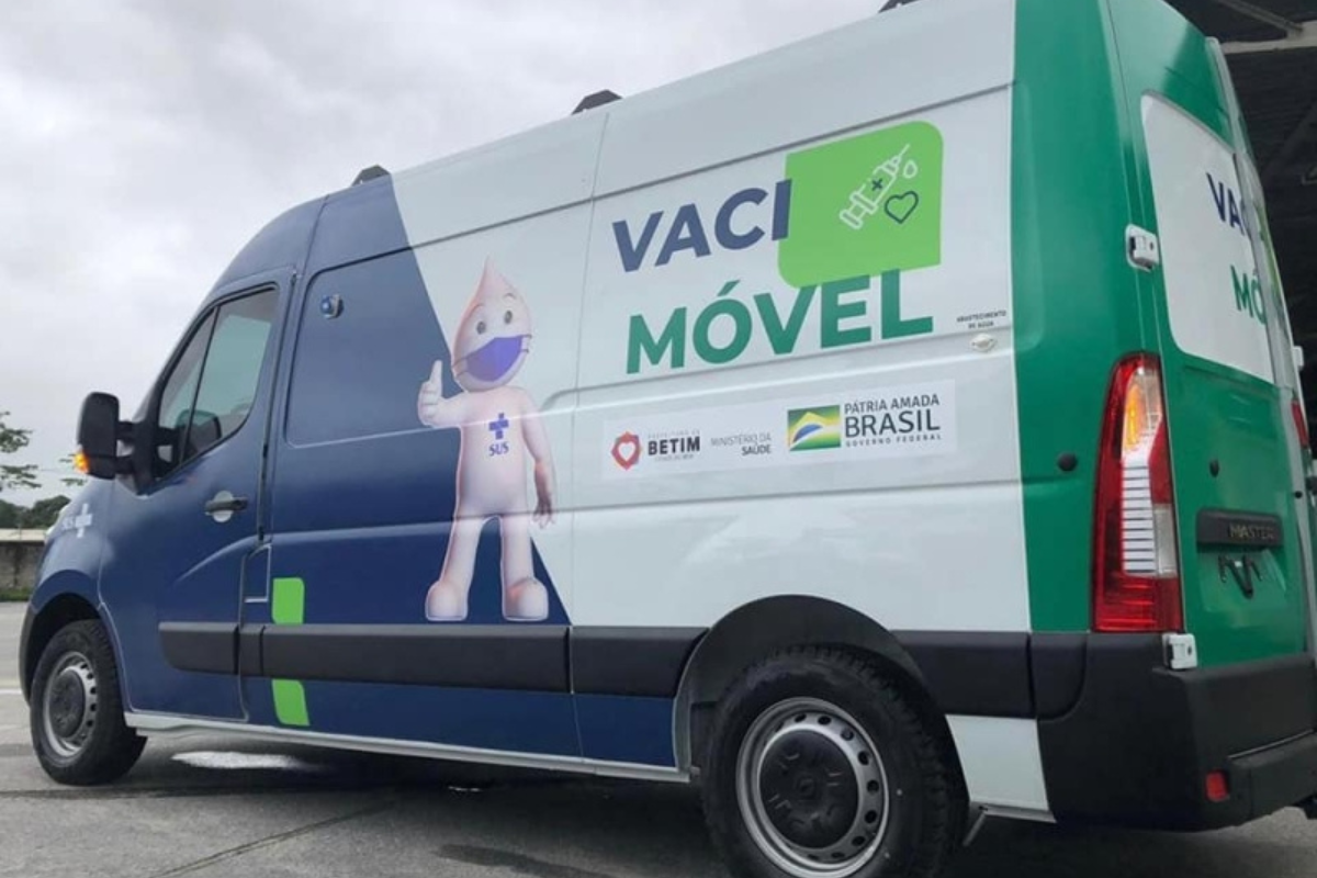 Quem quiser ser vacinado deve apresentar um documento de identidade e o cartão de vacinas