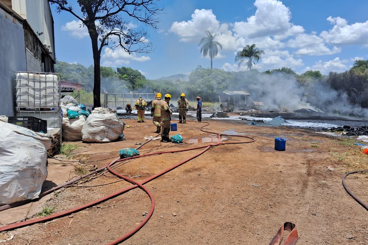 Seis viaturas e 16 militares foram empenhados para debelar o fogo