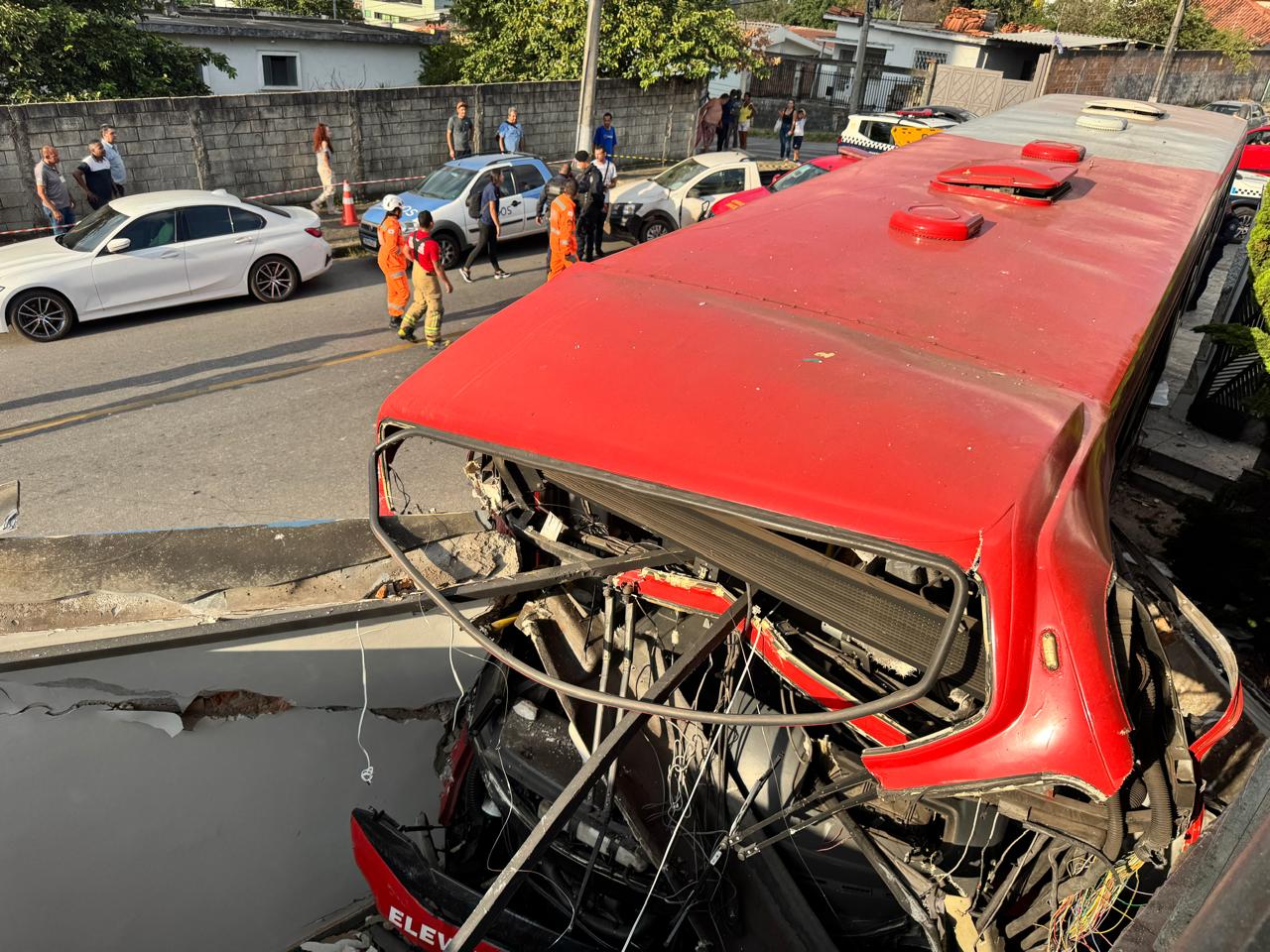 Batida do coletivo em muro aconteceu após motorista de saveiro avançar cruzamento sem respeitar a parada obrigatória 