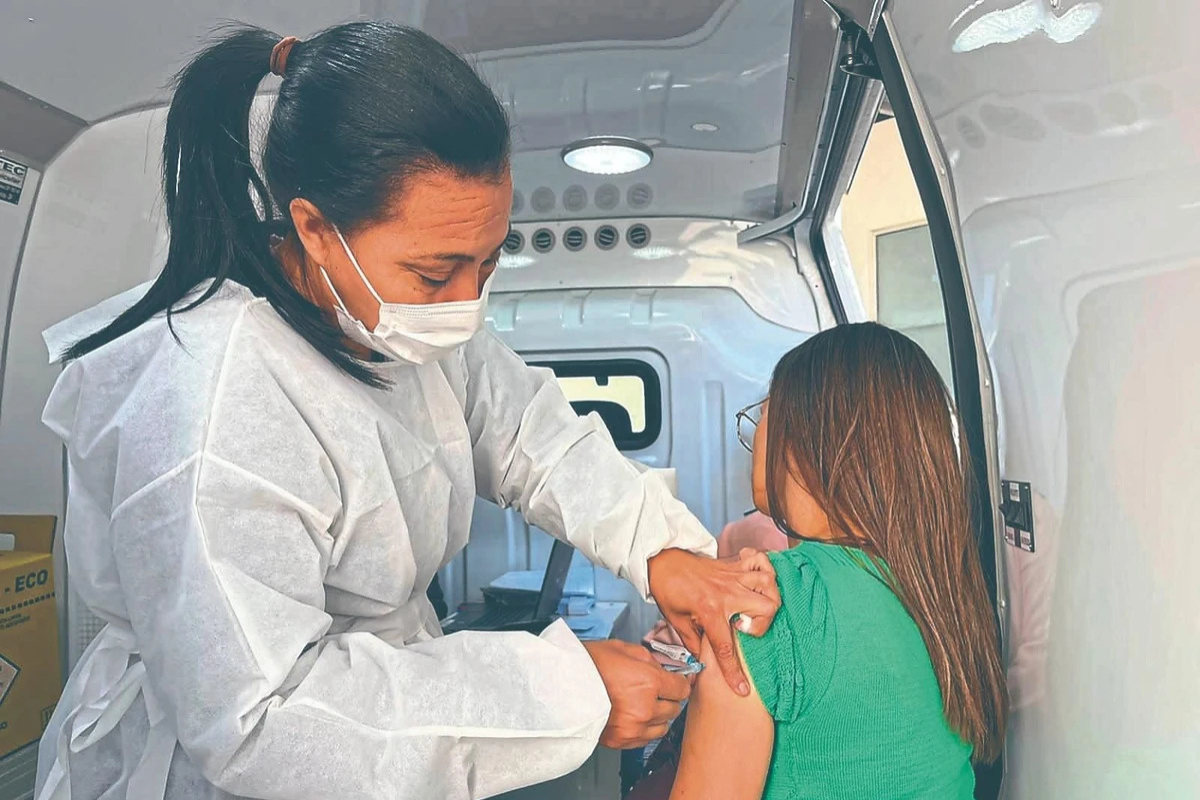 Para ser imunizado, é necessário apresentar um documento de identificação com foto e o cartão de vacinas.