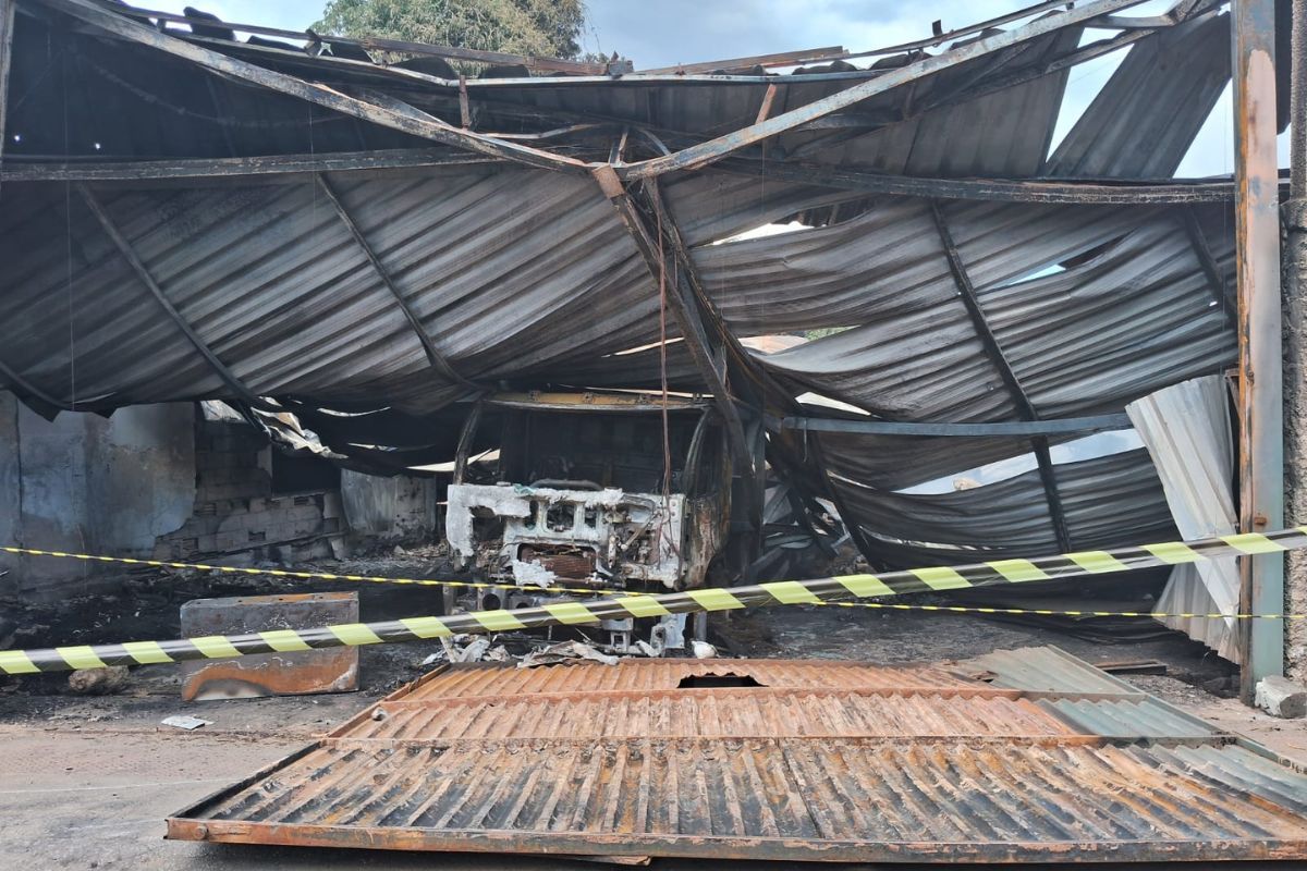 Galp]ao destruído no bairro Chácara, em Betim, teve prejuízo de R$ 2 milhões