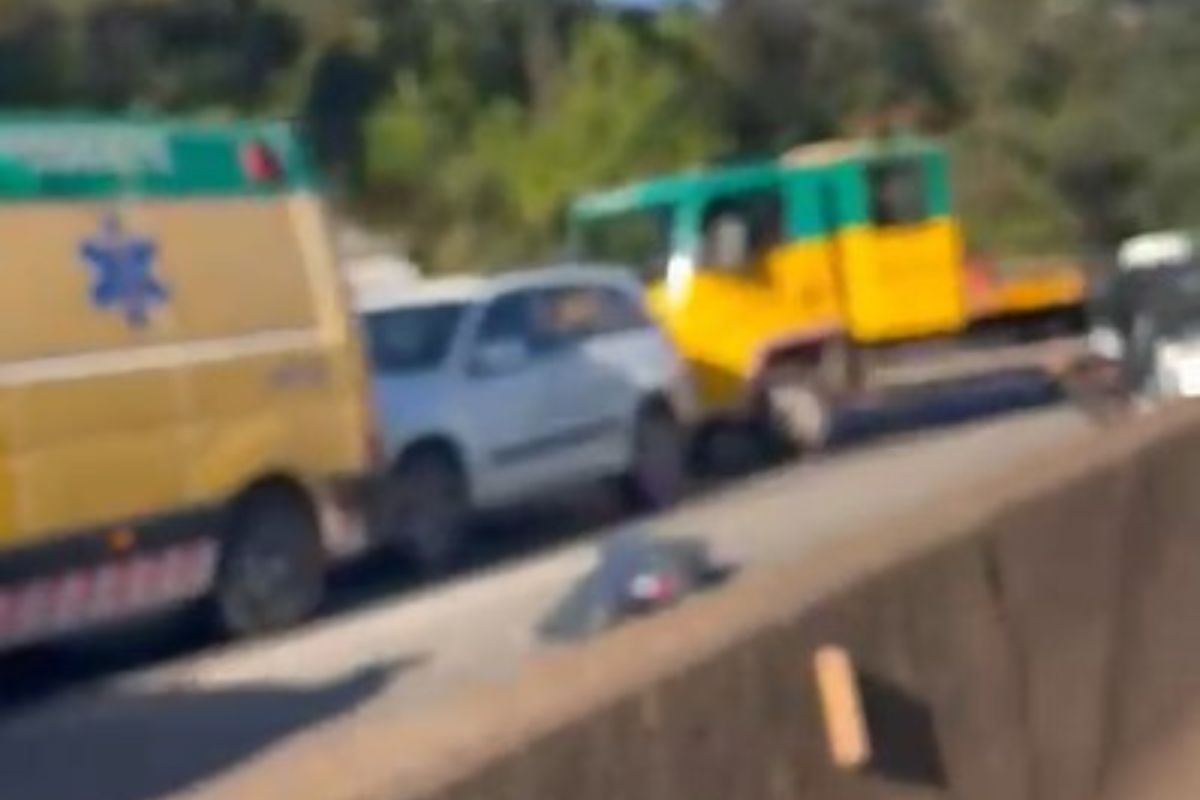 batida aconteceu por volta das 8h, na altura do KM 484 da Rodovia Fernão Dias