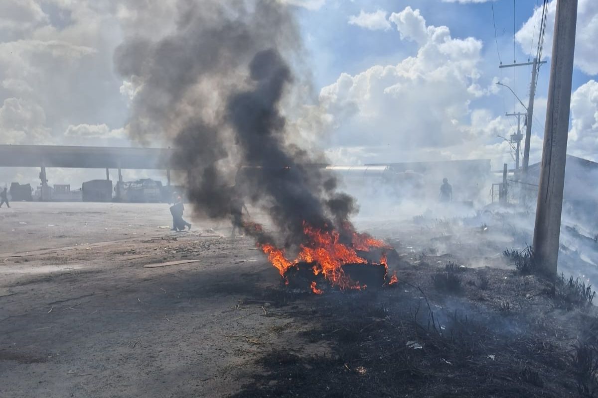 Chamas ocorrem na altura do KM 490, em Betim, próximo ao posto PTB