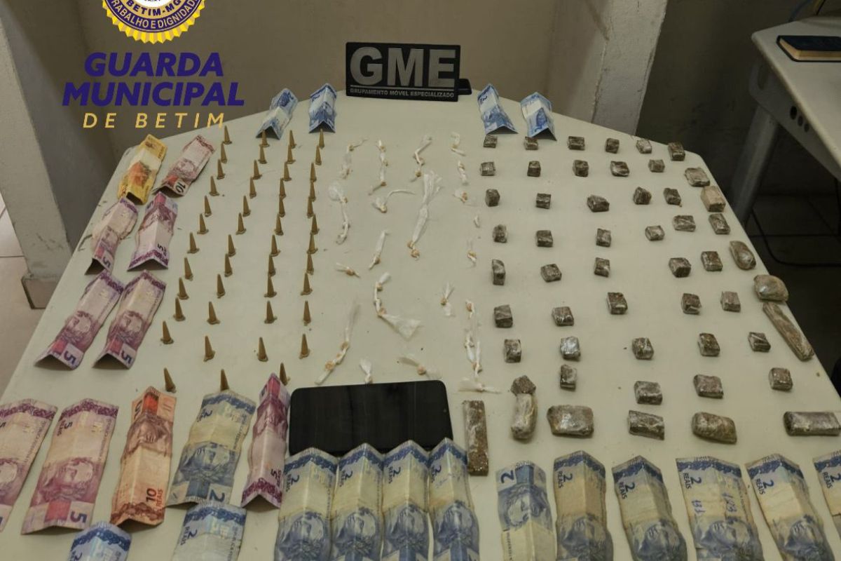 Guardas encontraram uma sacola com o suspeito com 47 pinos de cocaína , 37 pedras de crack e 53 tabletes de maconha, além de dinheiro