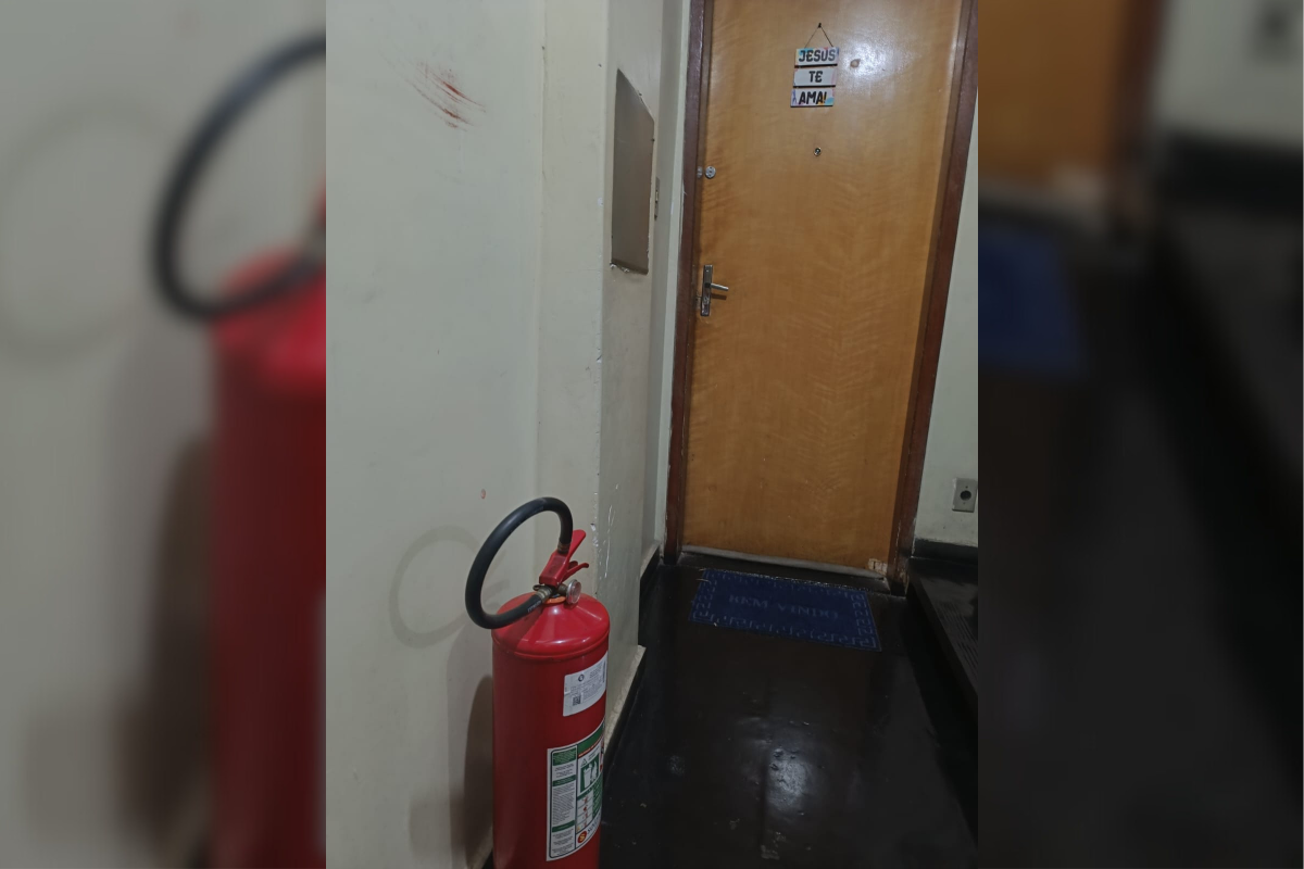 Porta do apartamento foi arrombada, e policiais de folga usaram extintor do prédio para combater as chamas