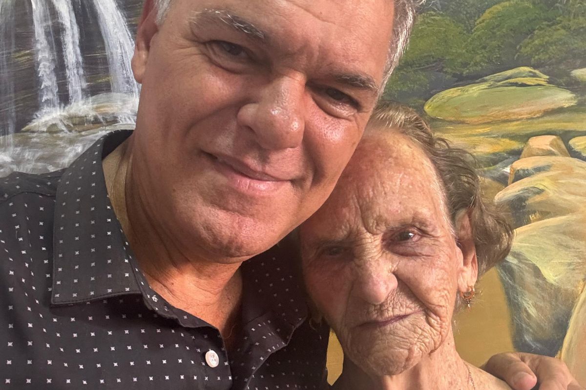 Conceição das Dores de Melo e seu filho, o vereador de Betim, Roberto da Quadra 