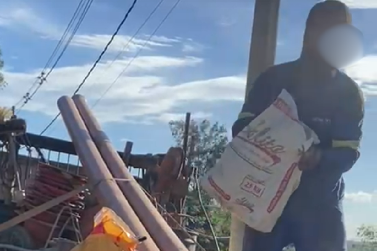 Homem não se importou em ser flagrado e continuou despejando lixo no local